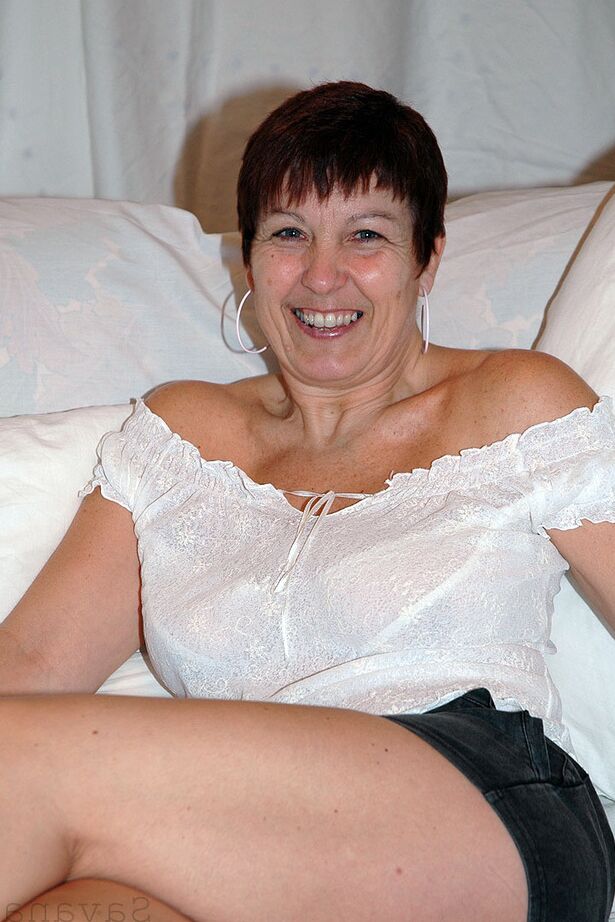 20P Savana, rousse et mature, porte les cheveux courts lors d'une baise hardcore en POV sur un lit