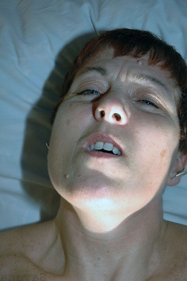 20P Savana, rousse et mature, porte les cheveux courts lors d'une baise hardcore en POV sur un lit