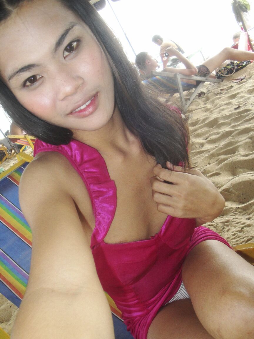 18P Ladyboy amador June brinca com seu shecock depois de tomar banho