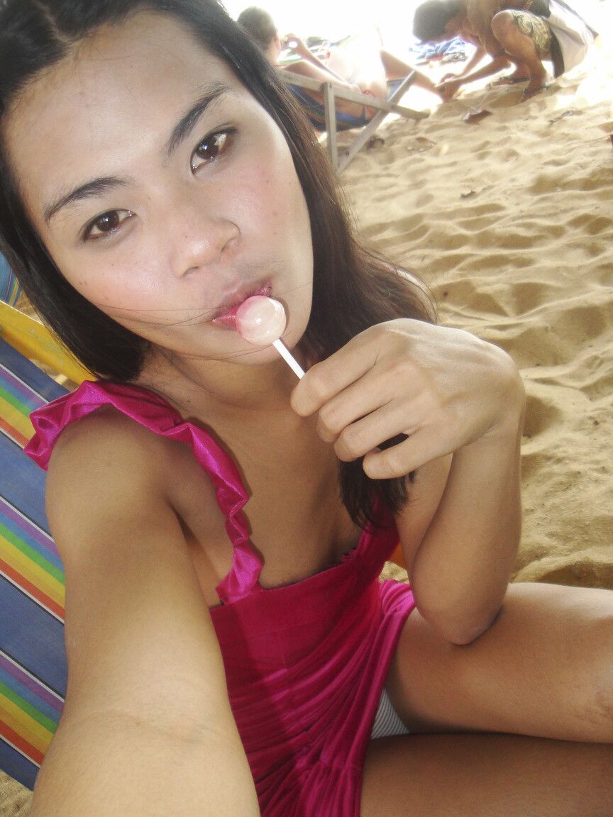 18P Ladyboy amador June brinca com seu shecock depois de tomar banho