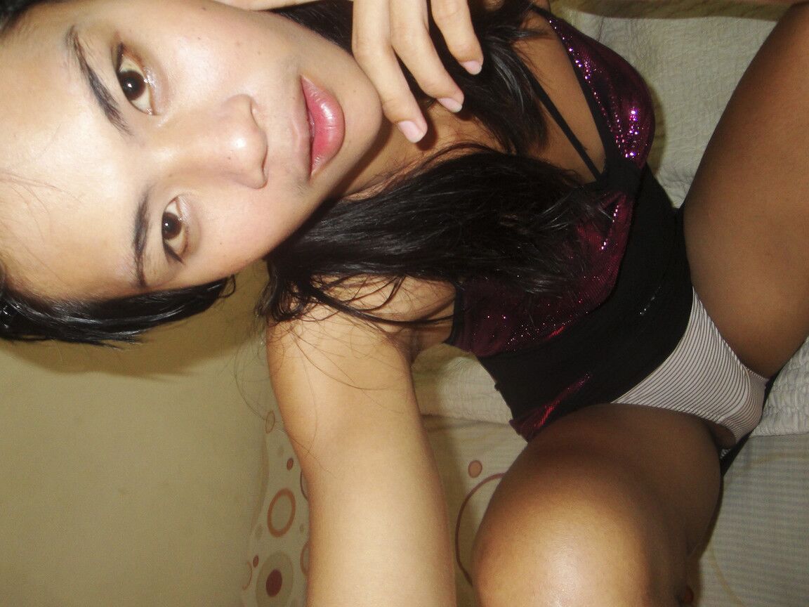 18P Ladyboy amador June brinca com seu shecock depois de tomar banho