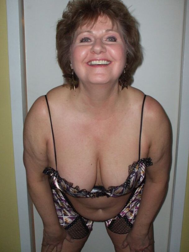19P Madura Busty Bliss suelta sus pechos durante una mamada POB