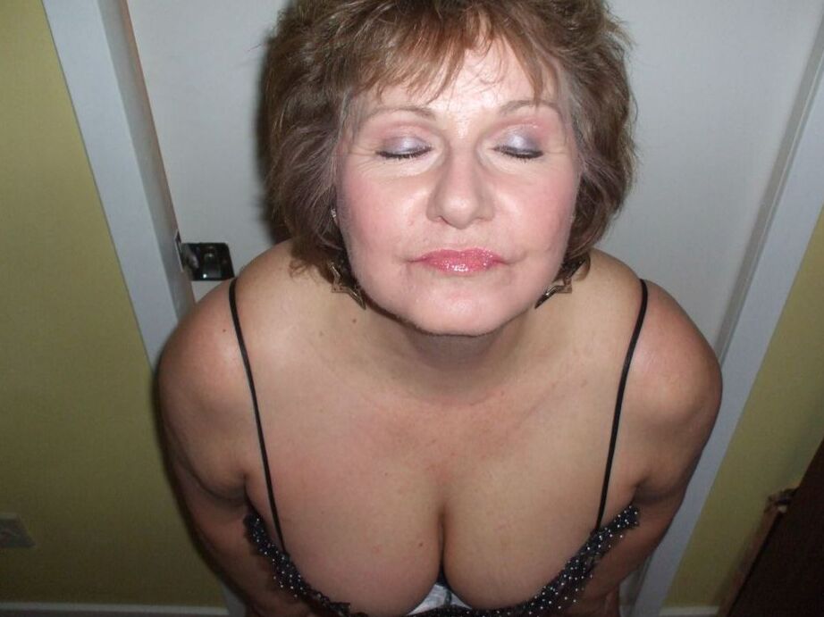 19P Madura Busty Bliss suelta sus pechos durante una mamada POB