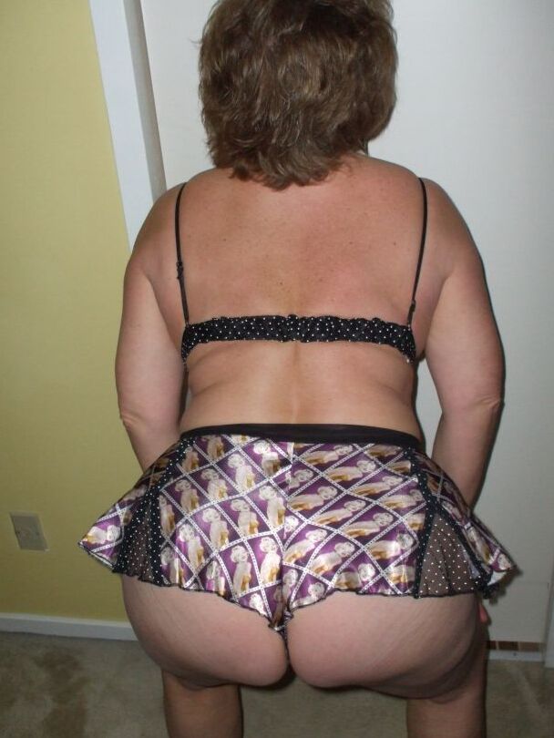 19P Madura Busty Bliss suelta sus pechos durante una mamada POB