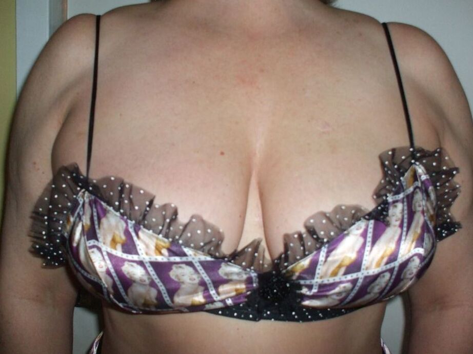 19P Madura Busty Bliss suelta sus pechos durante una mamada POB