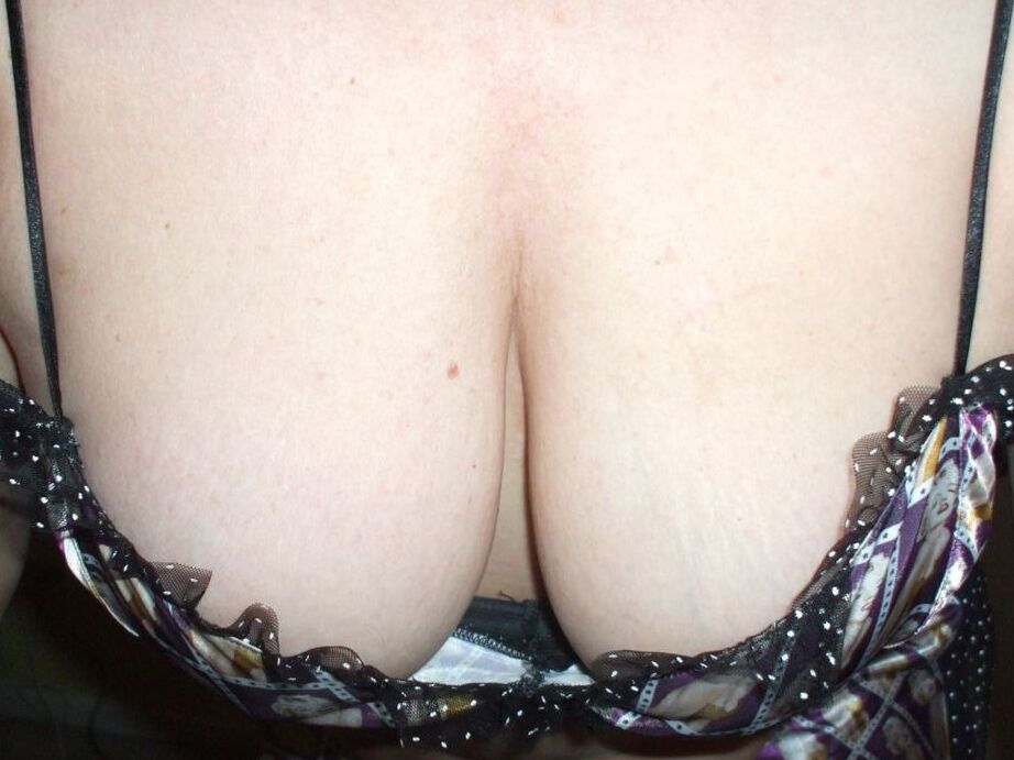 19P Madura Busty Bliss suelta sus pechos durante una mamada POB