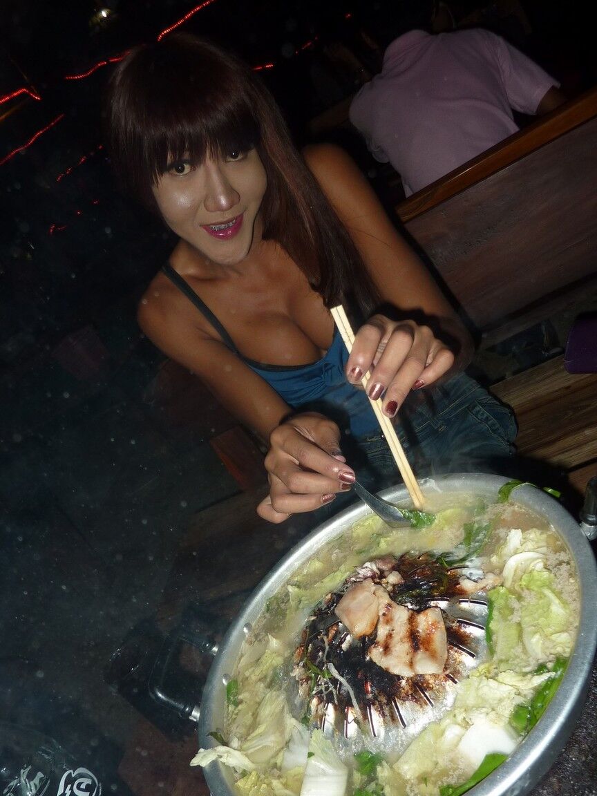 17P Asian shemale Nutty picked up in local restaurant and invited for photosession