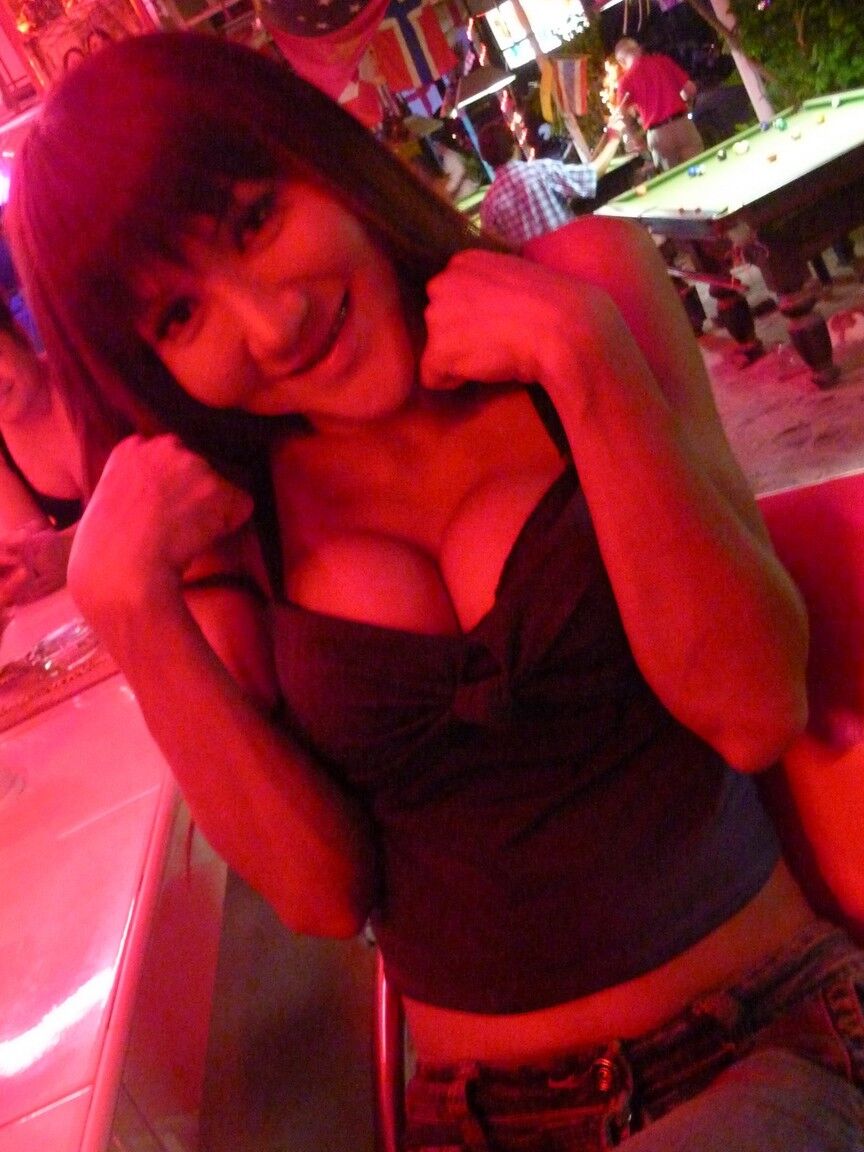 17P Asian shemale Nutty picked up in local restaurant and invited for photosession