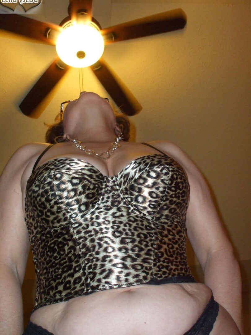 16P La mayor amateur Busty Bliss sostiene sus tetas naturales para una corrida en modo POV