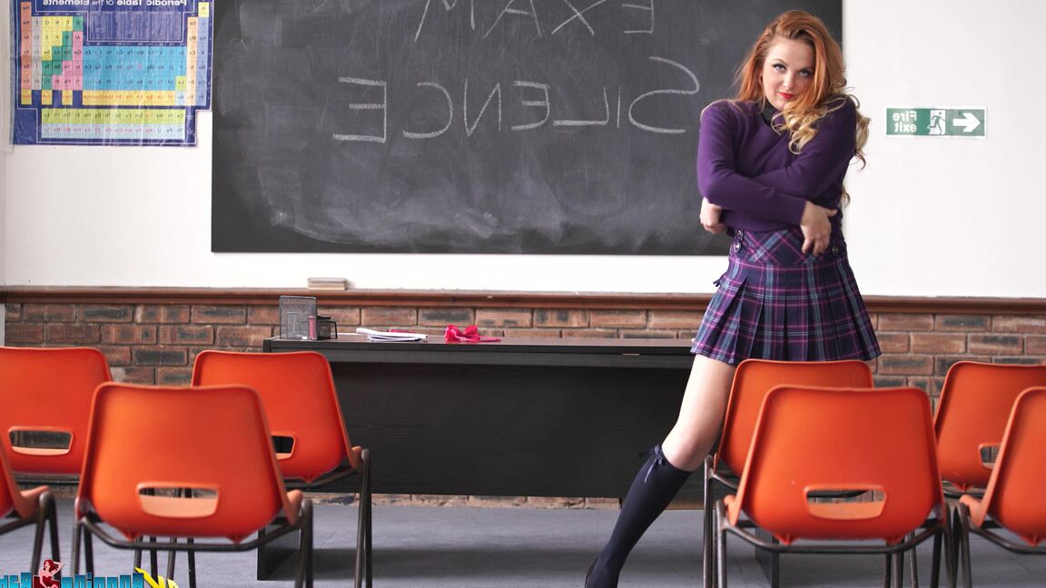 16P Kara Carter, écolière rousse, enlève son uniforme sur le bureau de son professeur