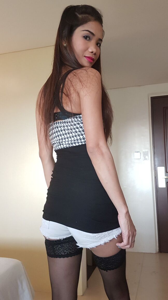 16P Chica asiática sexy usa semen en su cara después de burlarse de un chico estilo POV