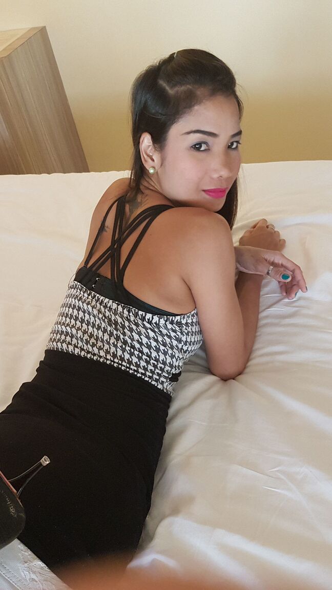 16P Chica asiática sexy usa semen en su cara después de burlarse de un chico estilo POV
