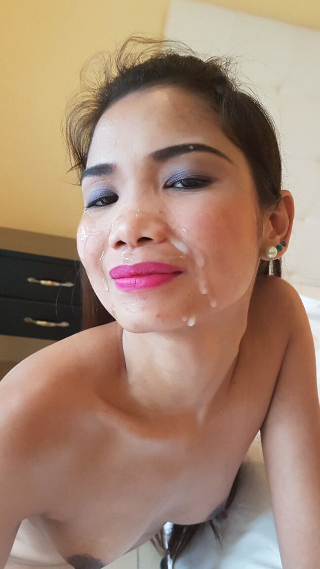 16P Chica asiática sexy usa semen en su cara después de burlarse de un chico estilo POV