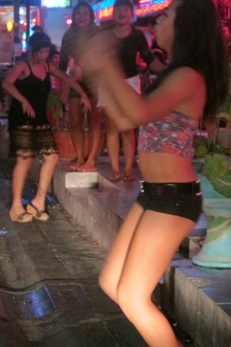 17P Jovens travestis tailandesas em busca de turistas por dinheiro e trepadas