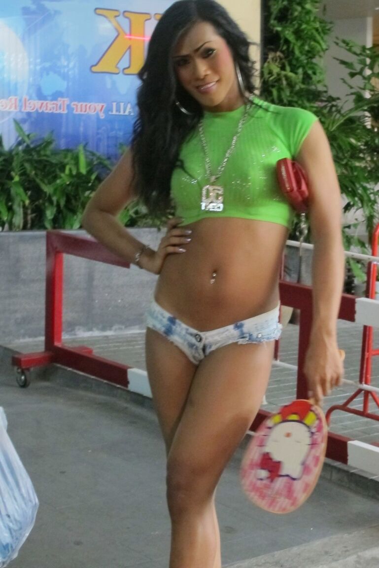 17P Jovens travestis tailandesas em busca de turistas por dinheiro e trepadas