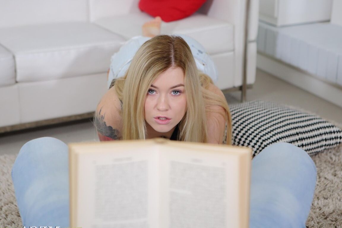 16P A adolescente loira tatuada Misha Cross se envolve em atos sexuais POV com um homem