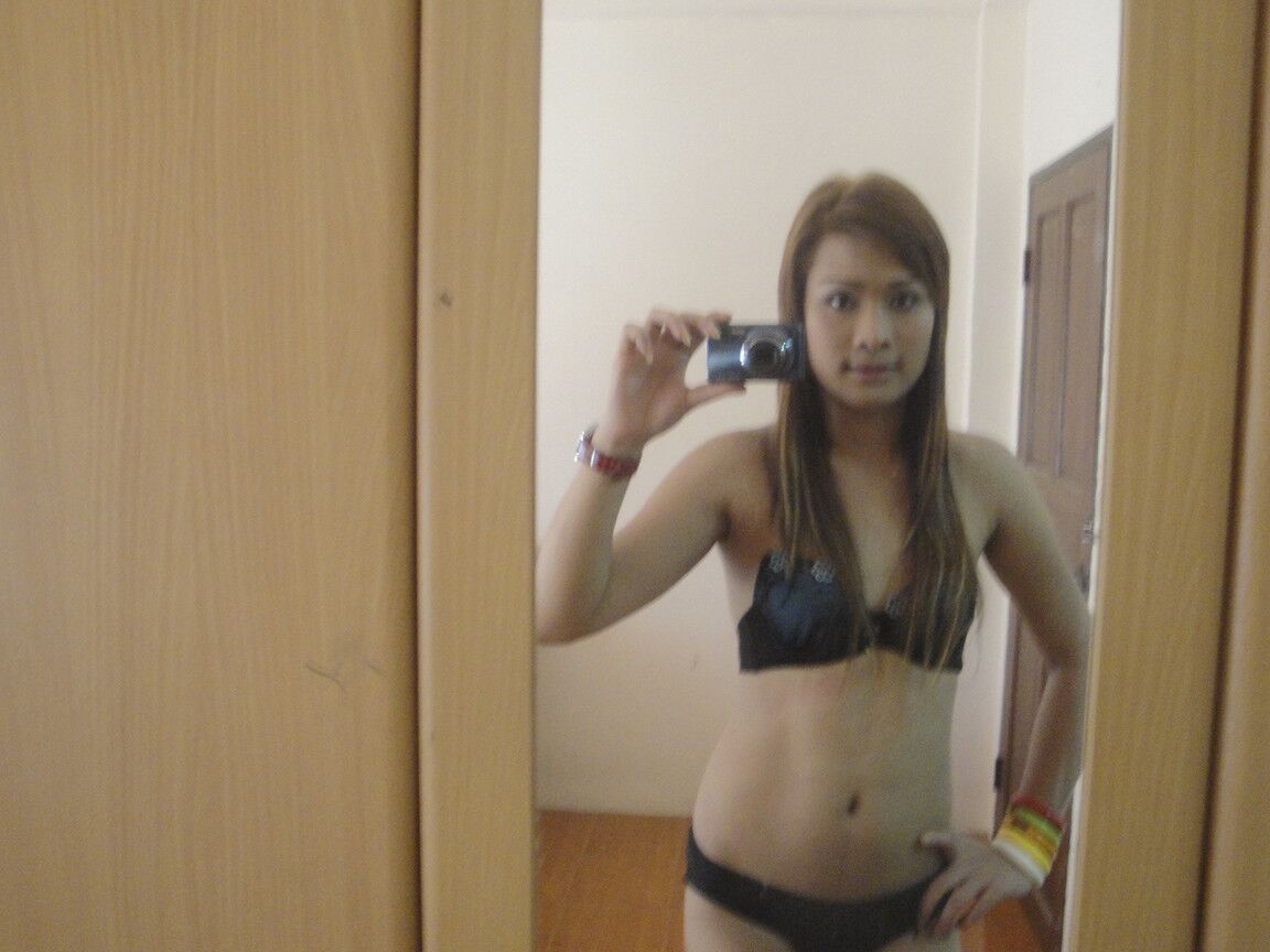 17P Amador travesti asiático não tem vergonha de expor o pequeno filho da puta ao cinegrafista