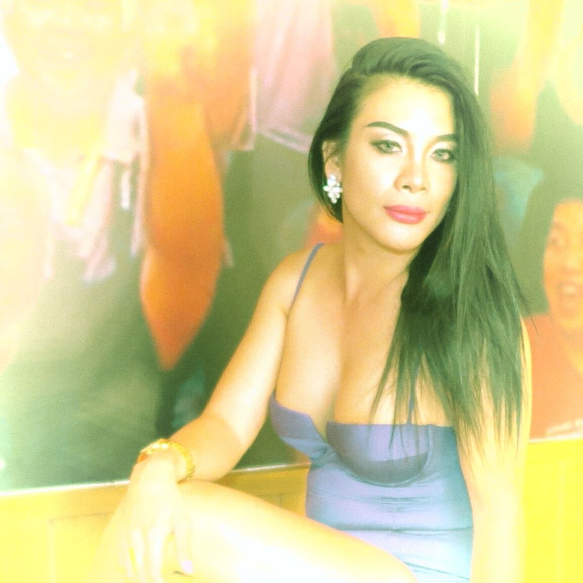 17P Atraente travesti asiática Selena posa sedutoramente