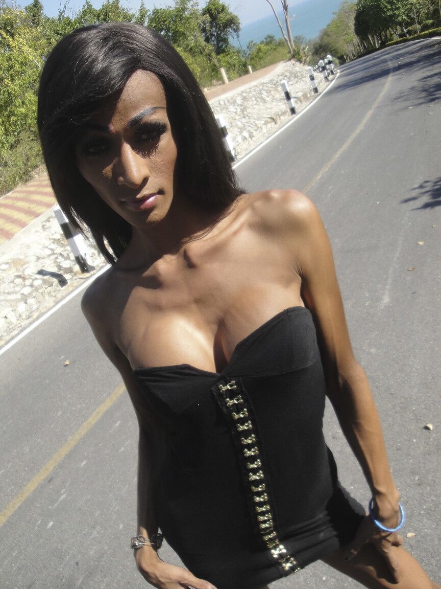 17P Sexy asiática amadora travesti Tina tira a roupa e se masturba sozinha em casa