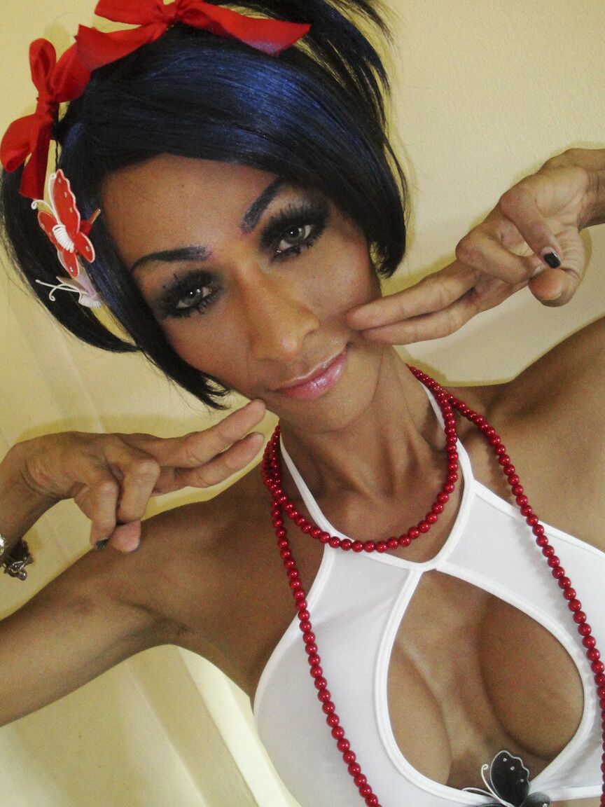 17P Sexy asiática amadora travesti Tina tira a roupa e se masturba sozinha em casa