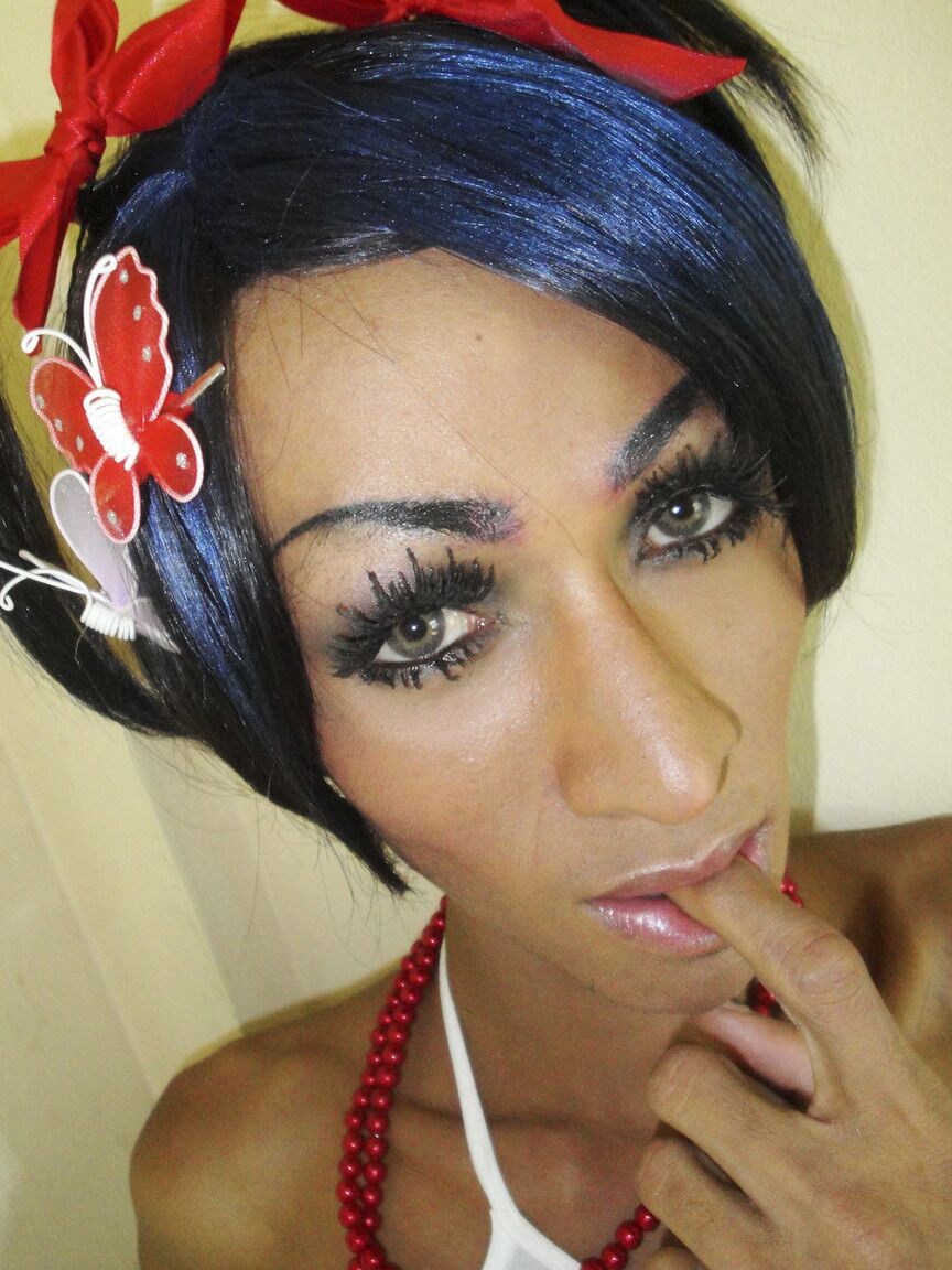 17P Sexy asiática amadora travesti Tina tira a roupa e se masturba sozinha em casa