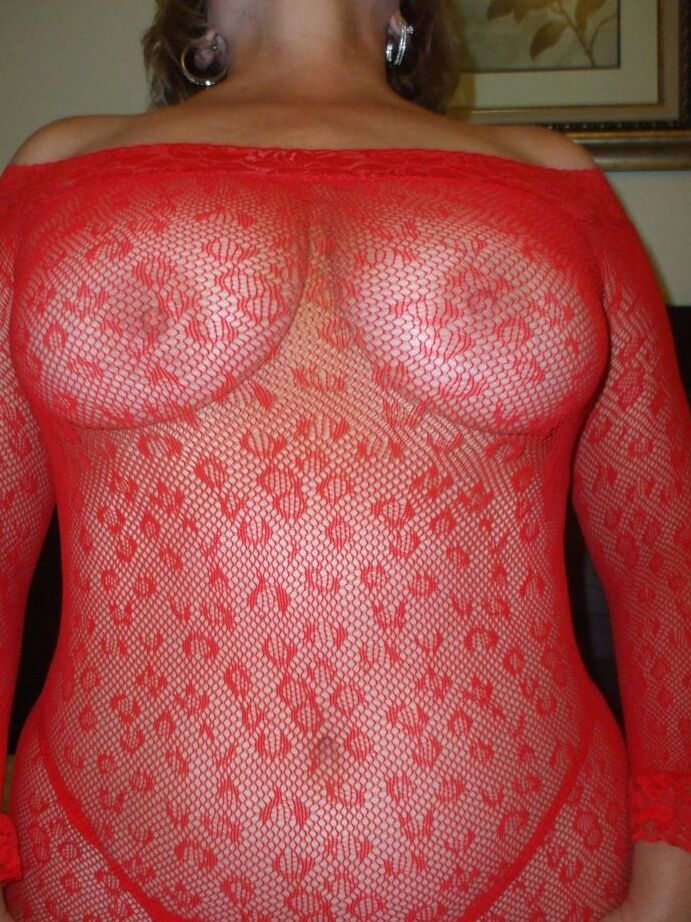 20P Ältere Amateurin Busty Bliss lutscht an einem Finger, während sie hauchdünne Dessous modelliert