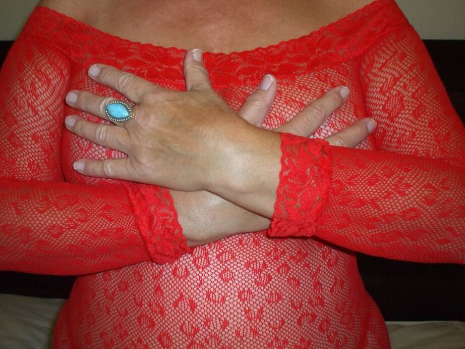20P Ältere Amateurin Busty Bliss lutscht an einem Finger, während sie hauchdünne Dessous modelliert