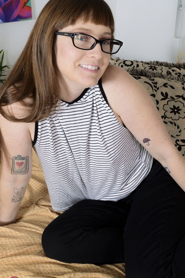 21P La petite beauté à lunettes Thelma Sleaze montre de près sa chatte très poilue