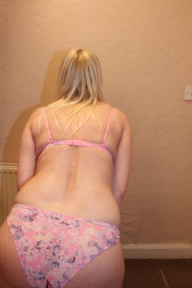 16P La amateur británica Tracey Lain se quita el sujetador antes de una mamada y una follada de tetas