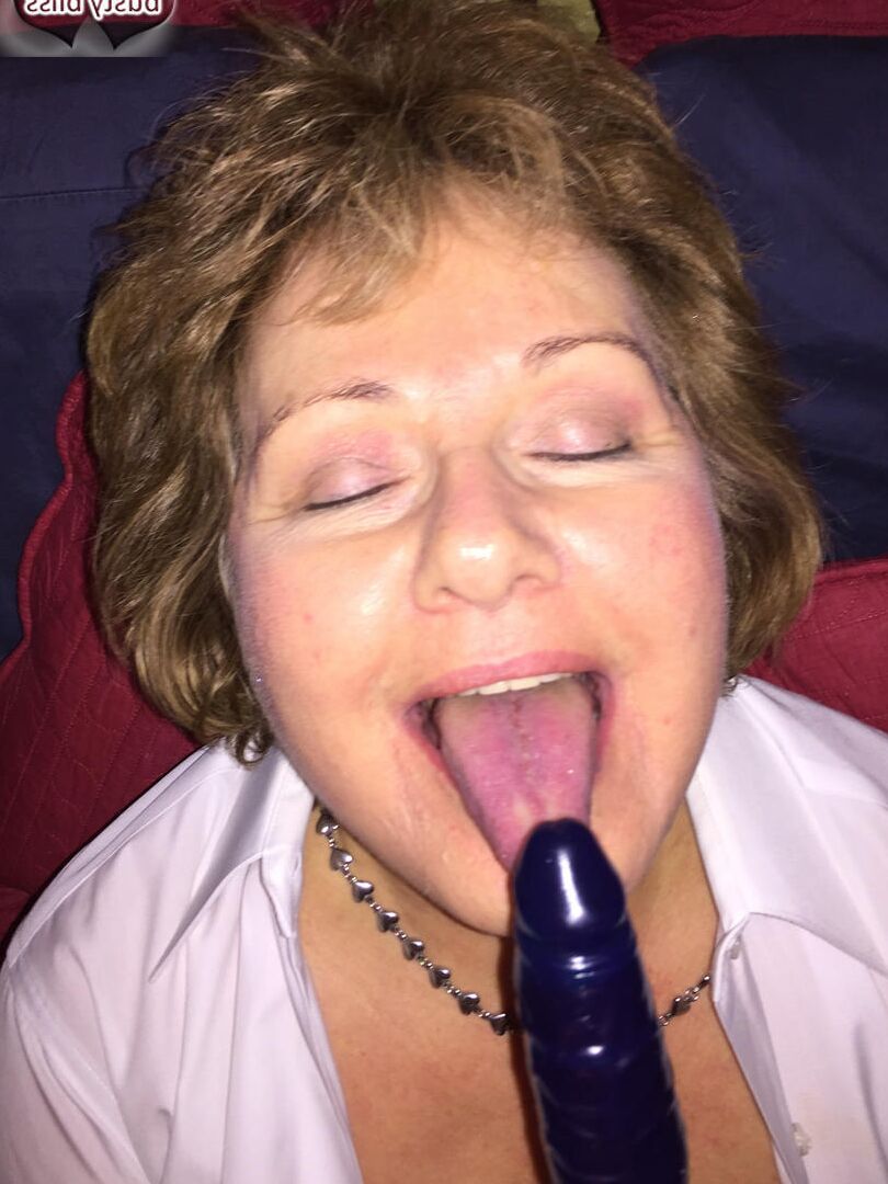 16P Mulher madura Busty Bliss lambe um pênis enquanto brinca com um brinquedo sexual