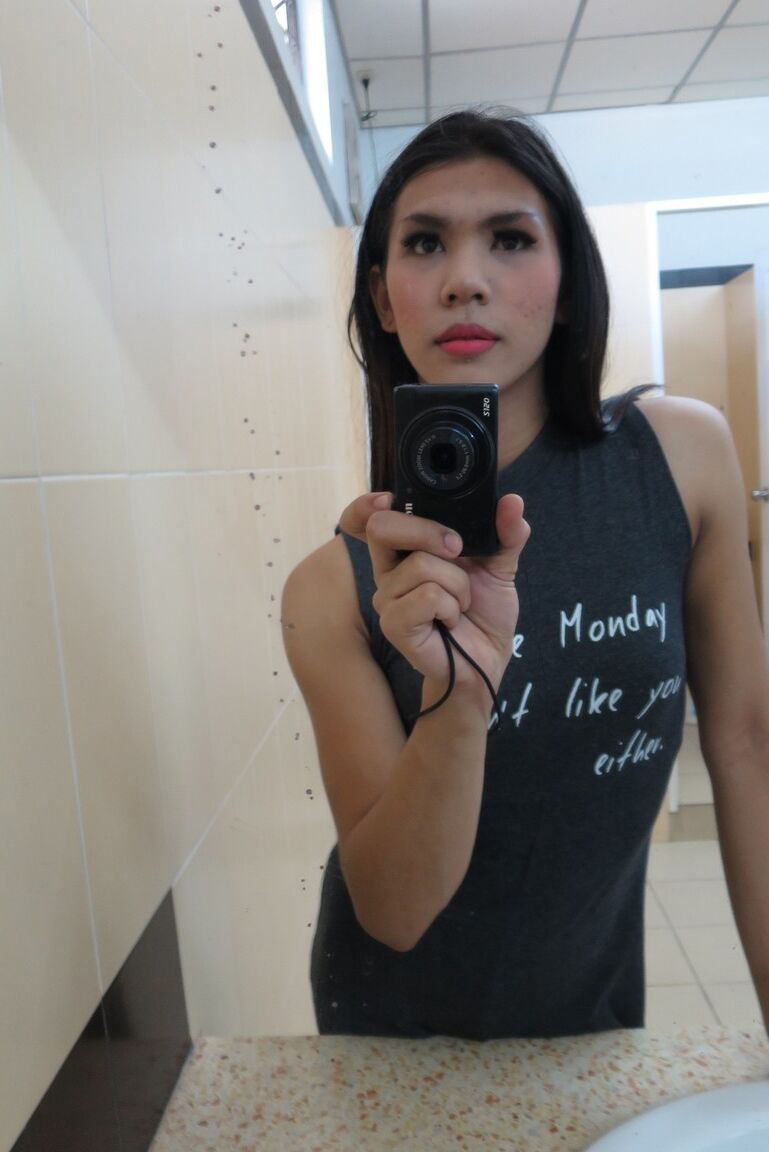 18P Sexy amador Janny posa dentro de casa