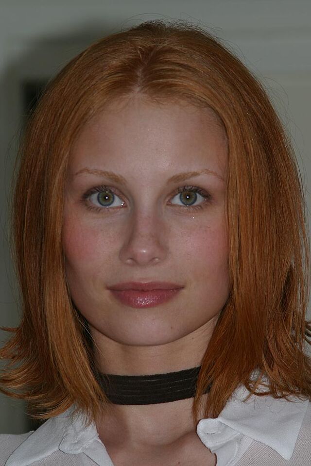 16P Anya, rousse pâle, pose nue sur le comptoir de la cuisine avec un tour de cou noir