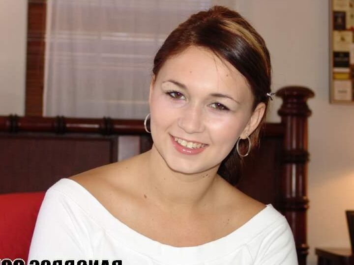21P Брюнетка с большой задницей Вики скачет на члене, раздирающем киску, на своей кровати
