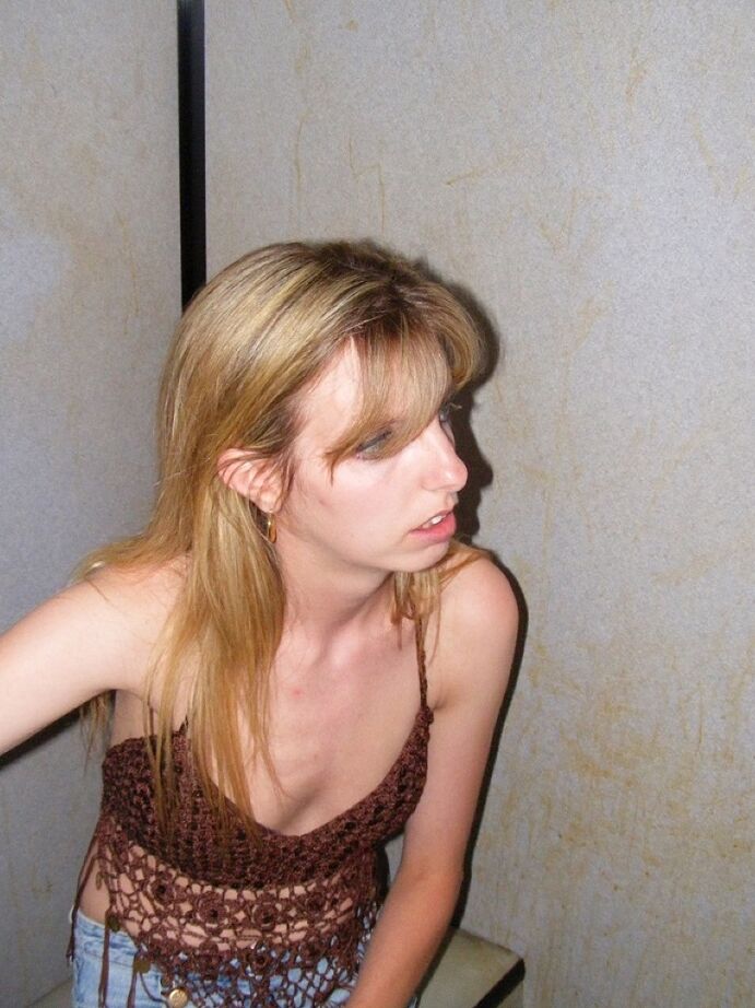 20P Amateurmädchen Kiss Alissa zündet sich einen Joint an, nachdem sie beim Anschauen von Pornos einen Schwanz gelutscht hat