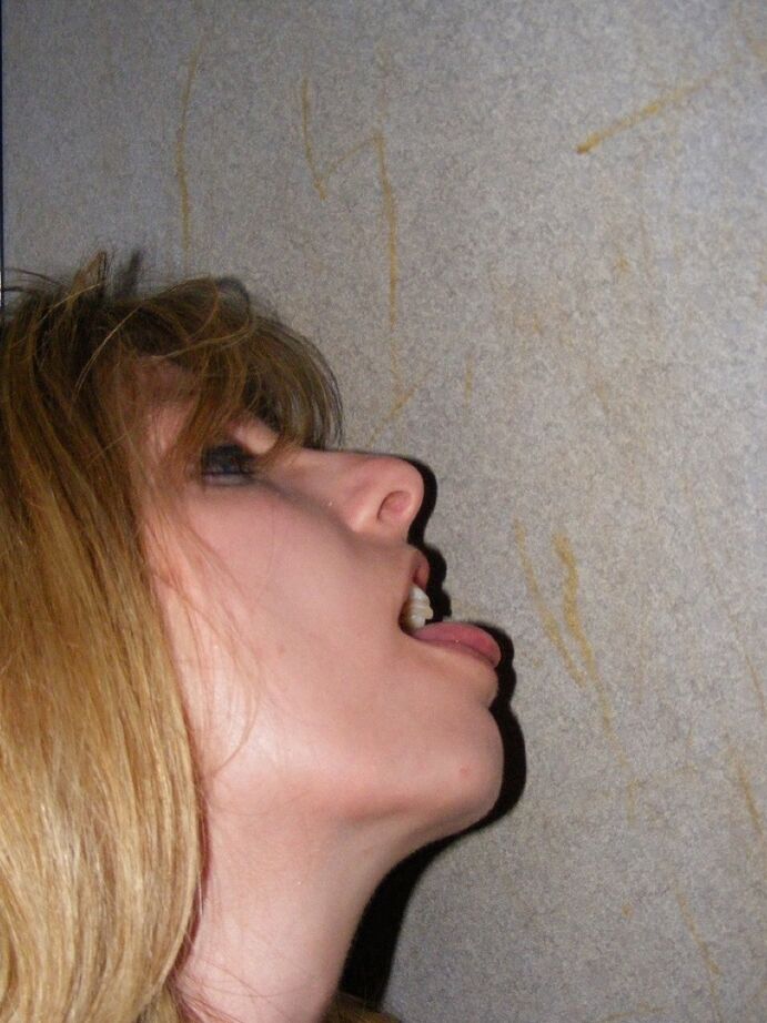 20P Amateurmädchen Kiss Alissa zündet sich einen Joint an, nachdem sie beim Anschauen von Pornos einen Schwanz gelutscht hat