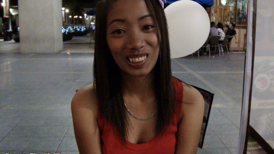 15P Lalaine asiática amateur participa en actos sexuales en POV con un turista sexual extranjero