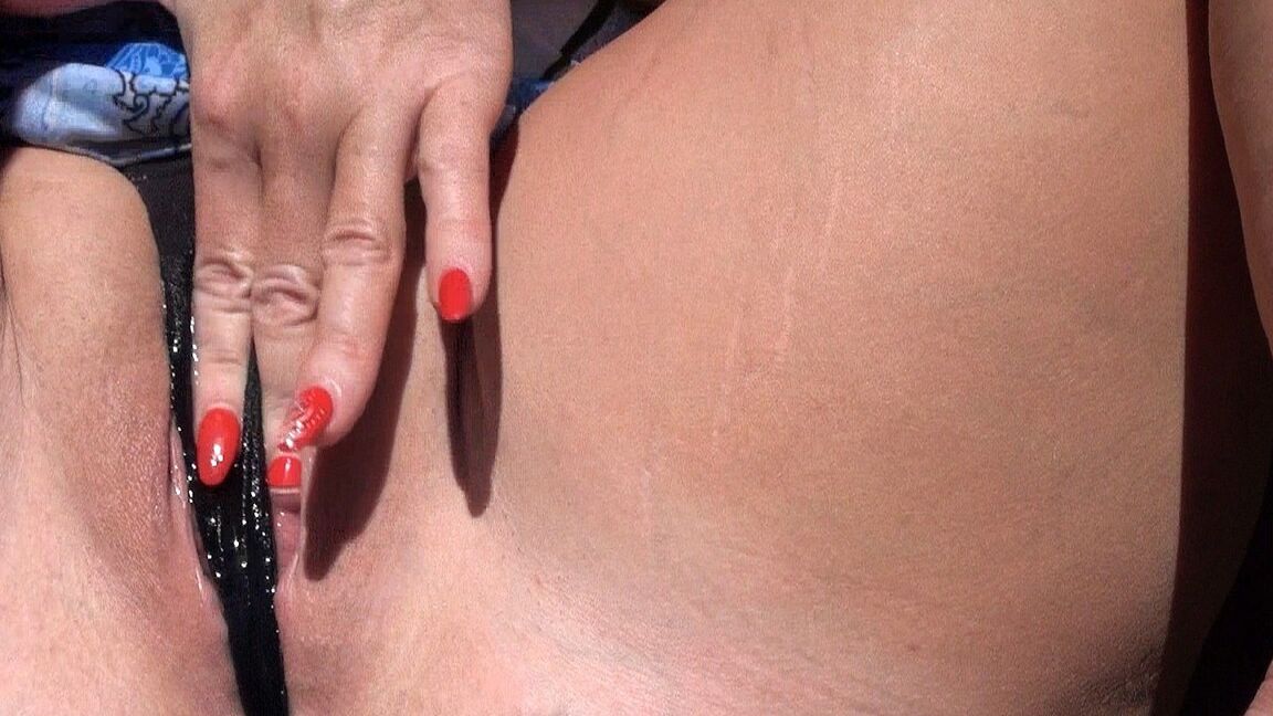 21P Bosomy MILF Dee Siren se inclina para se masturbar em uma faixa excêntrica ao ar livre
