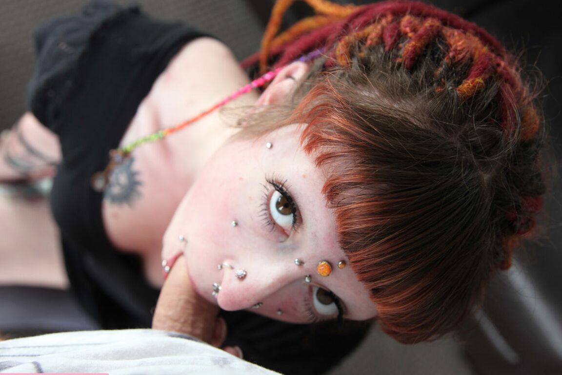 12P A ruiva com piercing Daisy Adair mostra sua bunda grande durante uma foda POV