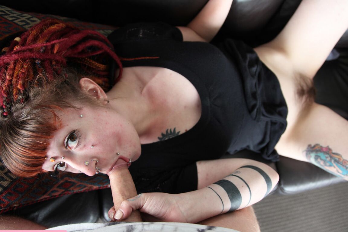 12P A ruiva com piercing Daisy Adair mostra sua bunda grande durante uma foda POV