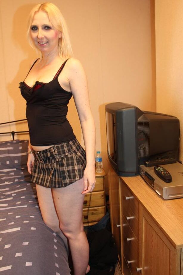 20P Loira natural Tracey Lain leva gozada nos peitos depois de foda anal