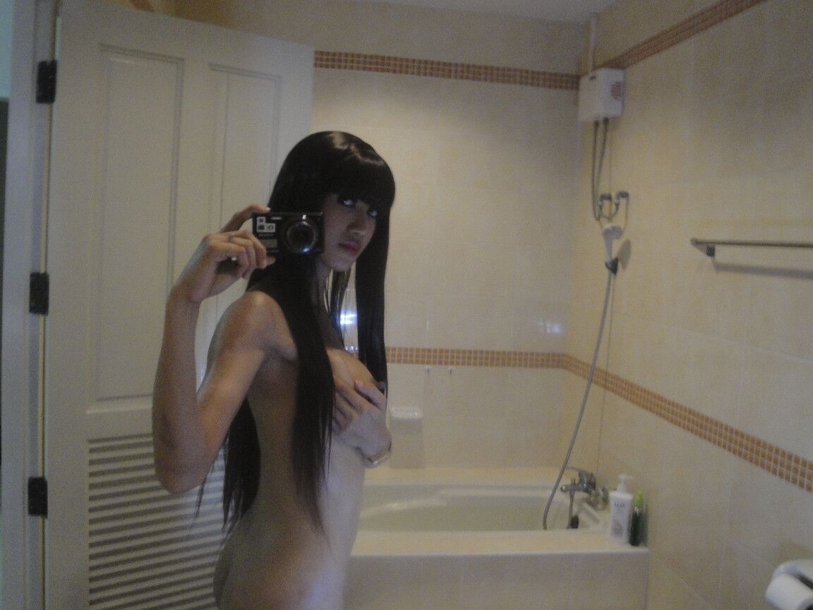 18P La belle brune transexuelle Natalie montre sa bite et son trou du cul asiatiques