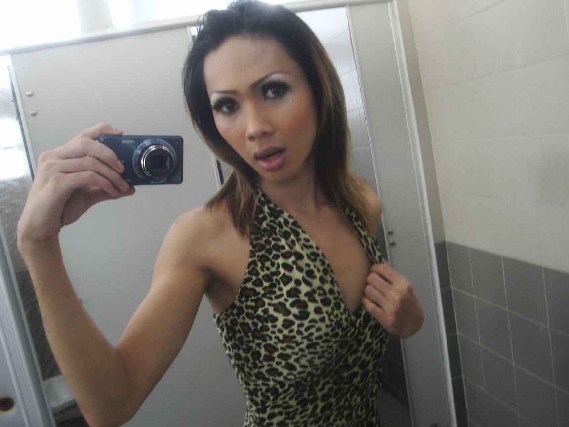 17P 痩せたタイのレディーボーイが屋外で写真を撮った後公衆トイレでしごく