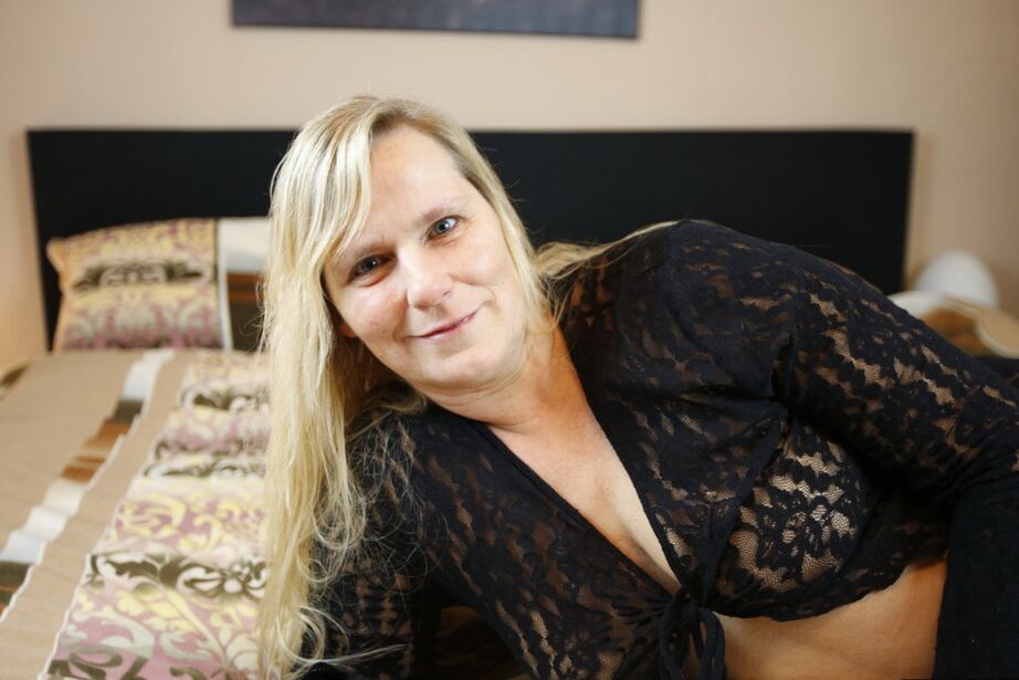 20P Madura rubia amateur Sweet Susi juega con su coño antes de hacer una mamada
