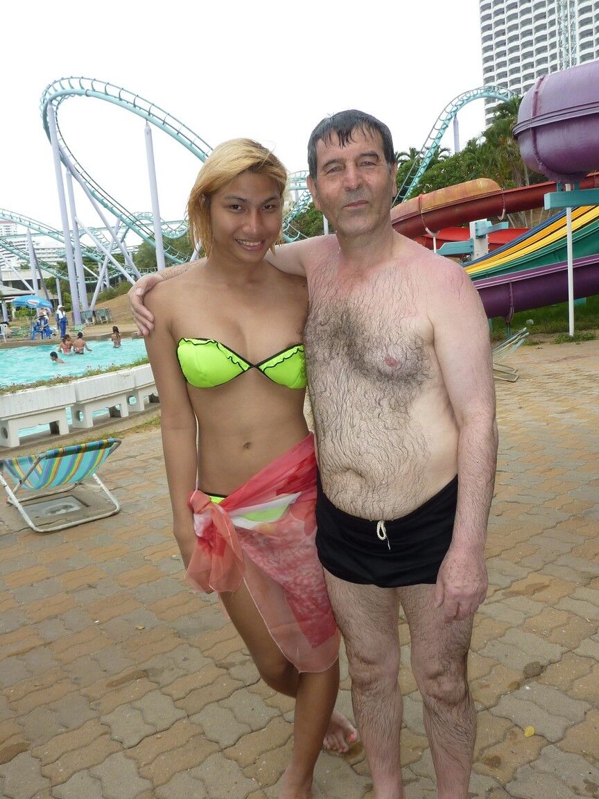 17P Ladyboy amateur améliorée Barbie montre ses gros seins