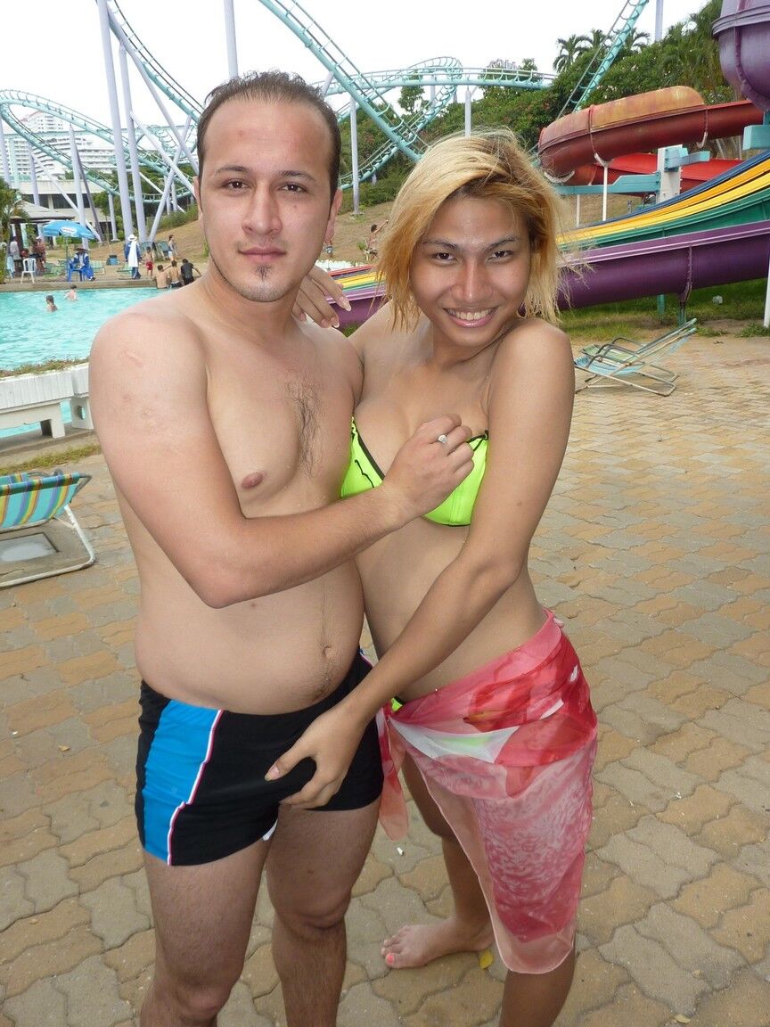 17P Ladyboy amateur améliorée Barbie montre ses gros seins