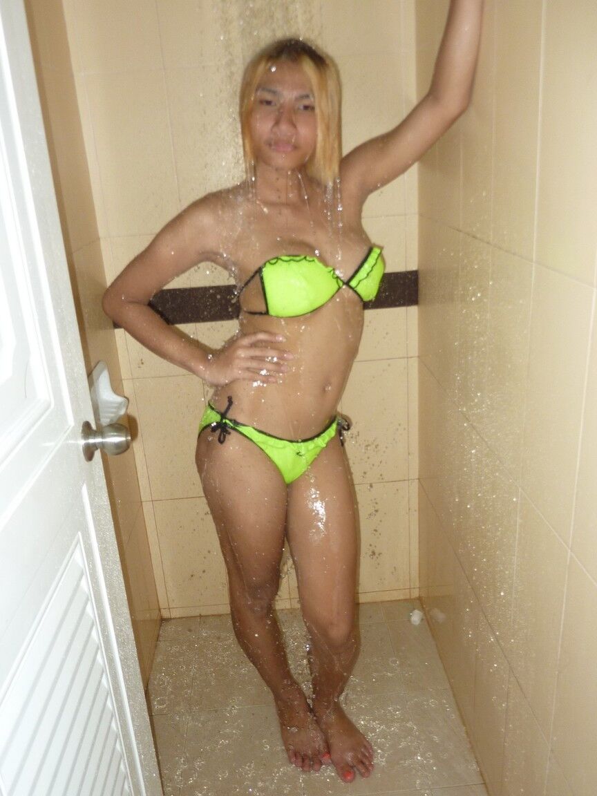 17P Ladyboy amateur améliorée Barbie montre ses gros seins
