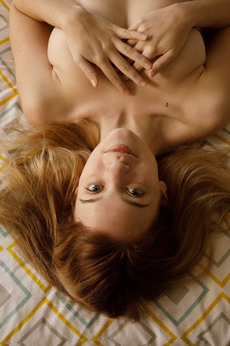 12P A namorada adolescente ruiva Winter Bliss mostra os seus pés sensíveis