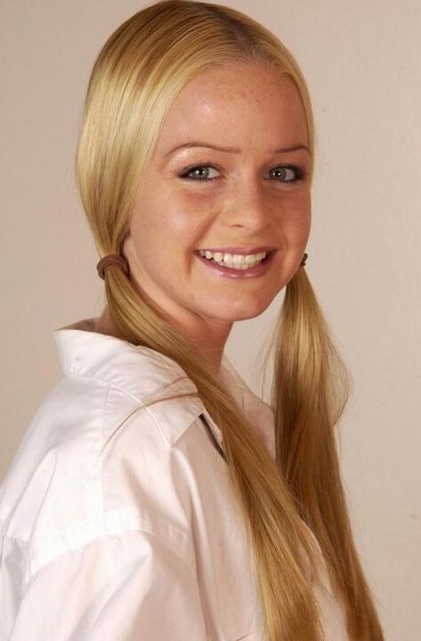 20P A jovem loira Ashley revela os seios firmes enquanto usa calcinha branca de algodão