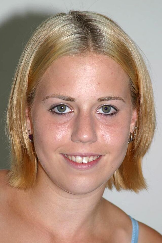 16P La rubia amateur Natasha hace su debut como modelo desnuda en su cama