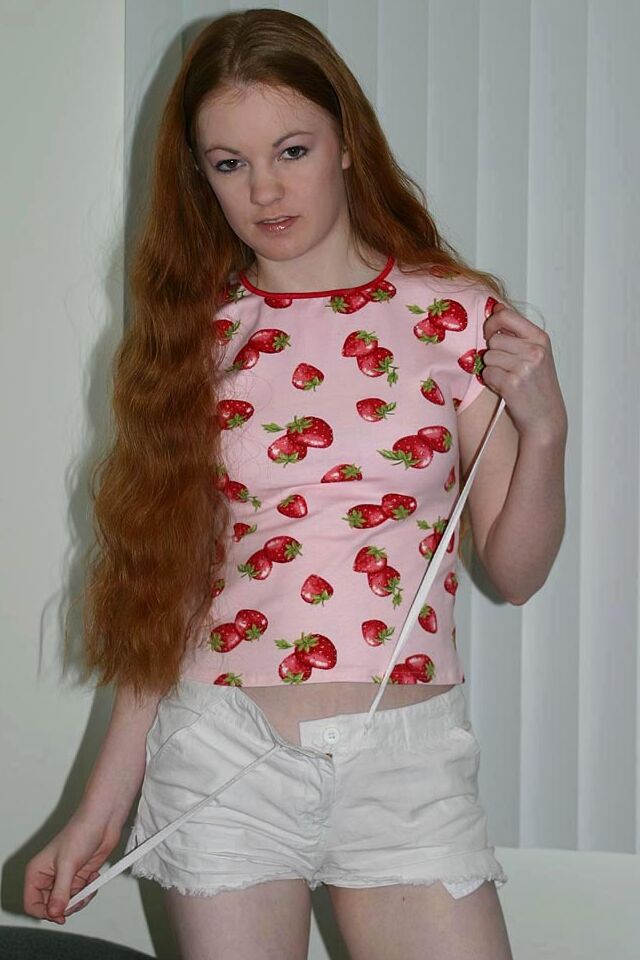 16P A ruiva natural Nicole dedo abre sua buceta rosa depois de se despir